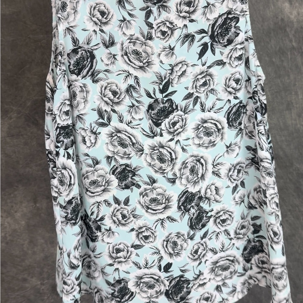 Torrid Pale Teal Floral Sleeveless V-Neck Blouse | Size 1 (1X) | Flowy Fit - Picture 4 of 7